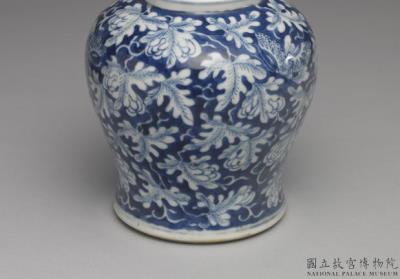 图片[2]-Covered jar in underglaze blue with flowers and butterflies decor, Qing dynasty (1644-1911)-China Archive